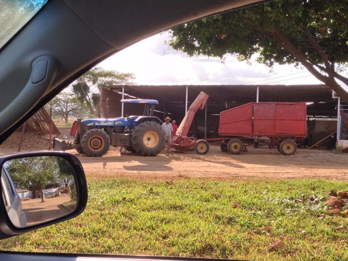 Tractor con remolque en el patio de Agropecuaria Blimar, finca El 70 en Rosario de Perijá, Zulia